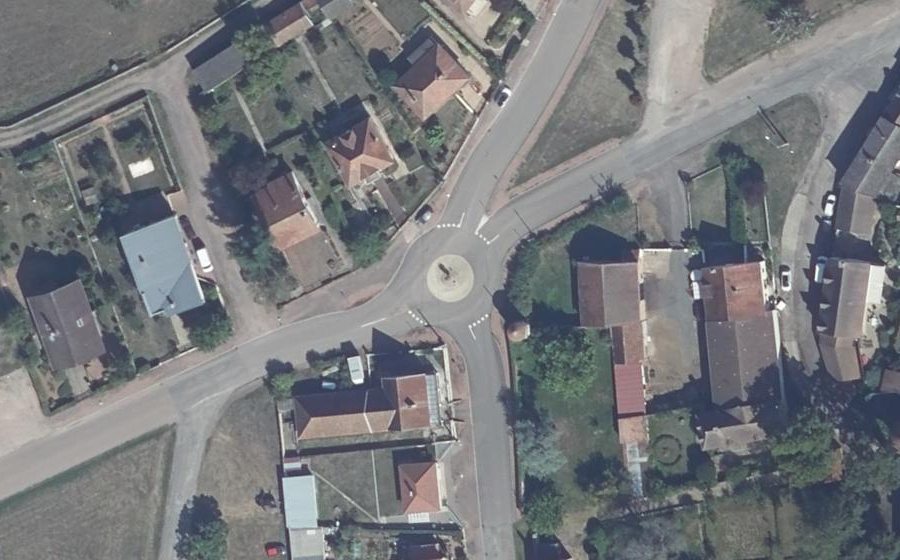 Vue aérienne du Rond-point anonyme n°294670708