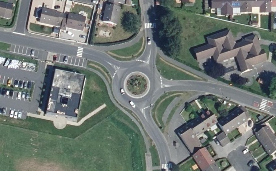 Vue aérienne du Rond-point anonyme n°294711629