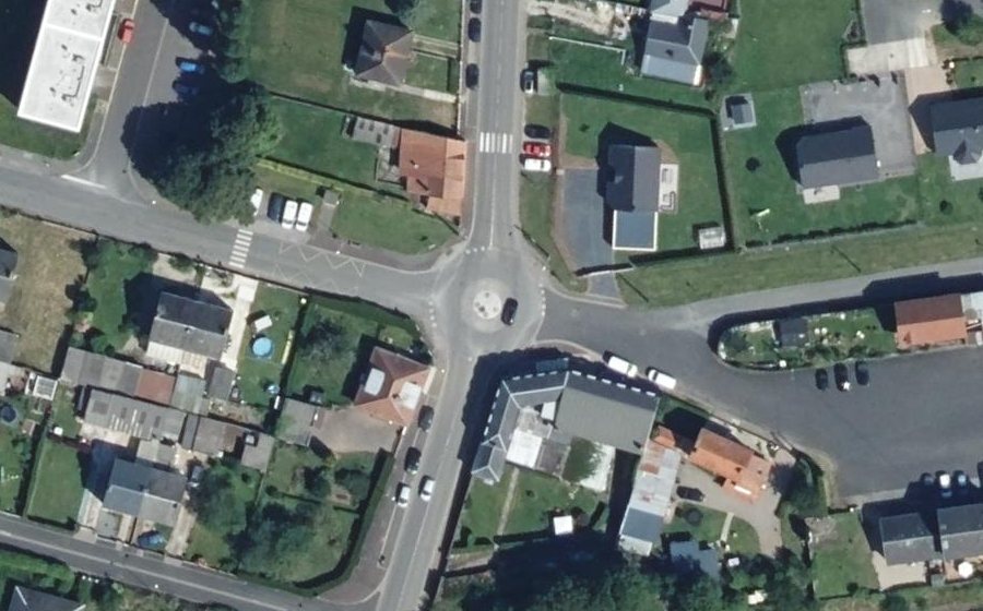 Vue aérienne du Rond-point anonyme n°294713624