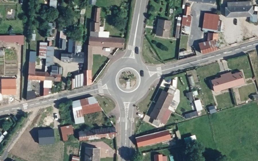 Vue aérienne du Rond-point anonyme n°294714320
