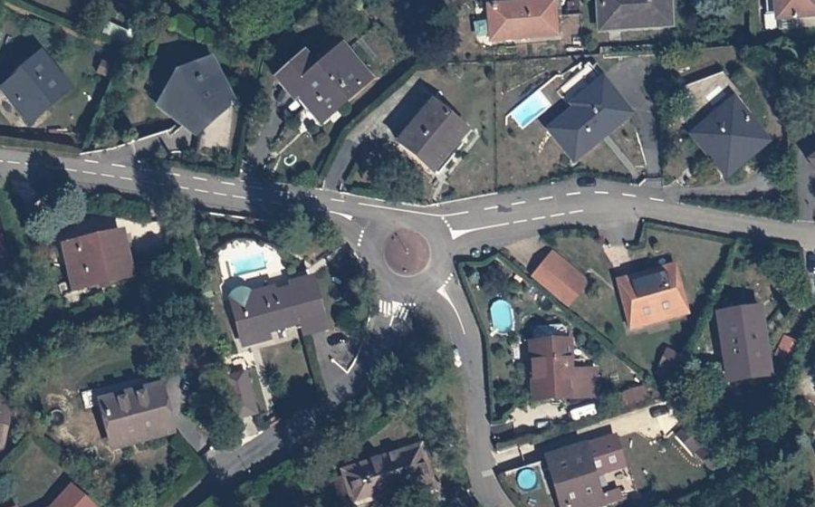 Vue aérienne du Rond-point anonyme n°294785457