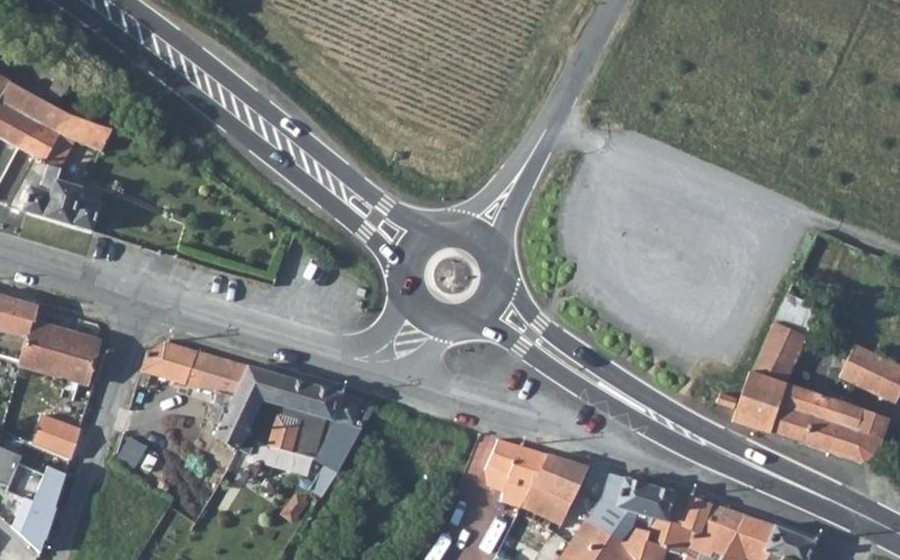Vue aérienne du Rond-point anonyme n°294796791