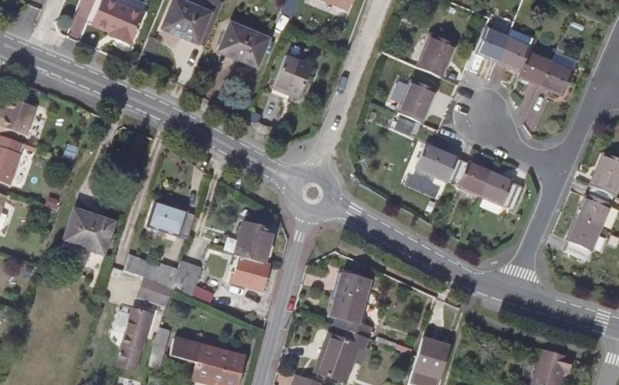 Vue aérienne du Rond-point anonyme n°294803670