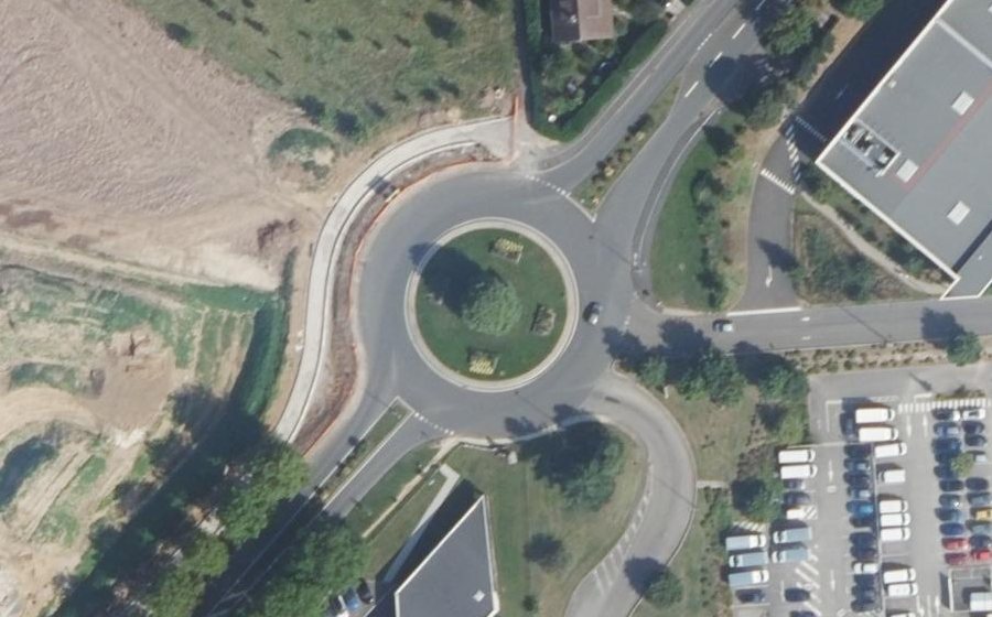 Vue aérienne du Rond-point anonyme n°29480379