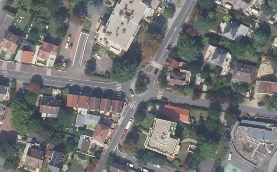 Vue aérienne du Rond-point anonyme n°294858399