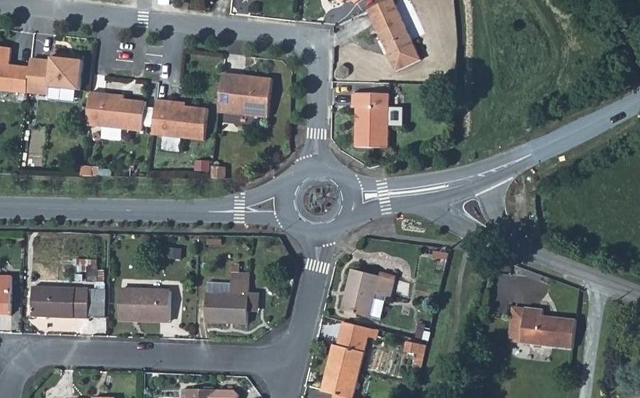 Vue aérienne du Rond-point anonyme n°294922716