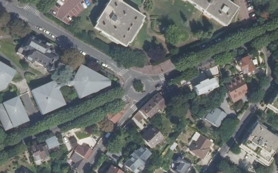 Vue aérienne du Rond-point anonyme n°29498070