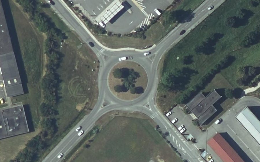 Vue aérienne du Rond-point anonyme n°29499255