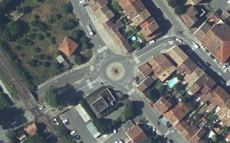 Vue aérienne du Rond-point anonyme n°29499279
