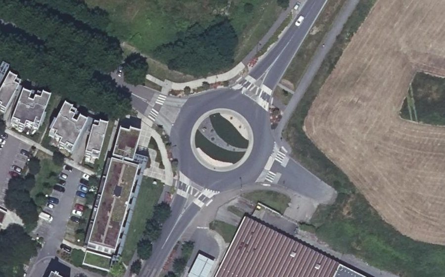 Vue aérienne du Rond-point anonyme n°295004704