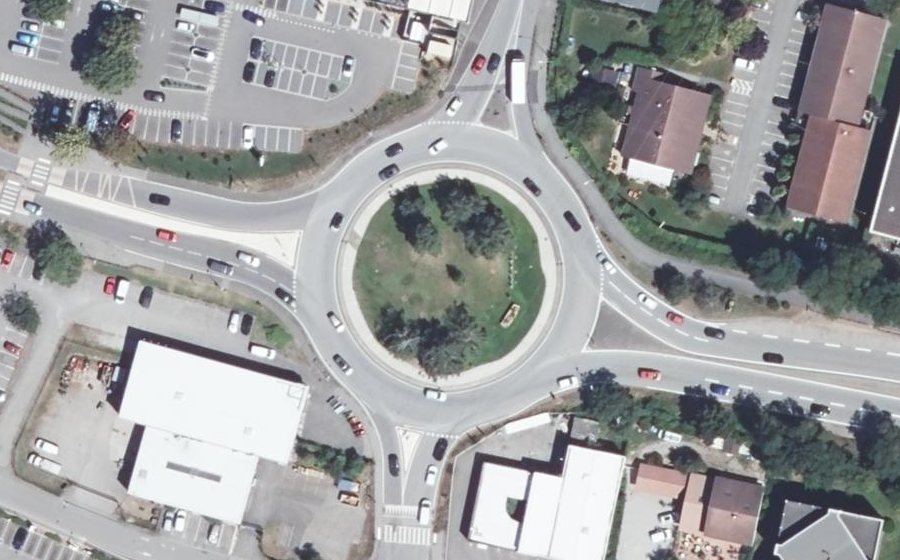 Vue aérienne du Rond-point anonyme n°295019378