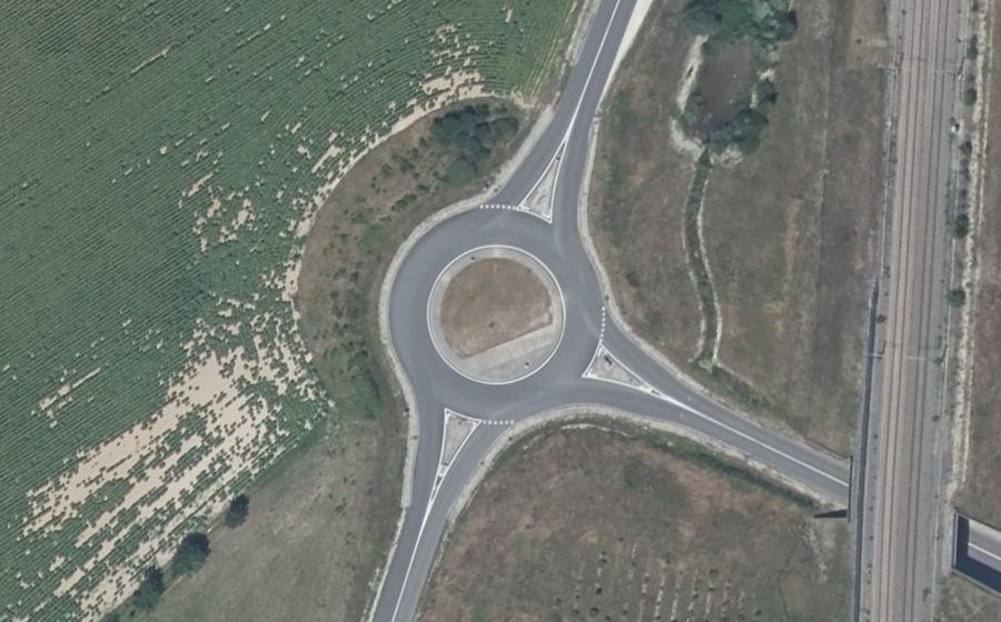 Vue aérienne du Rond-point anonyme n°295121879