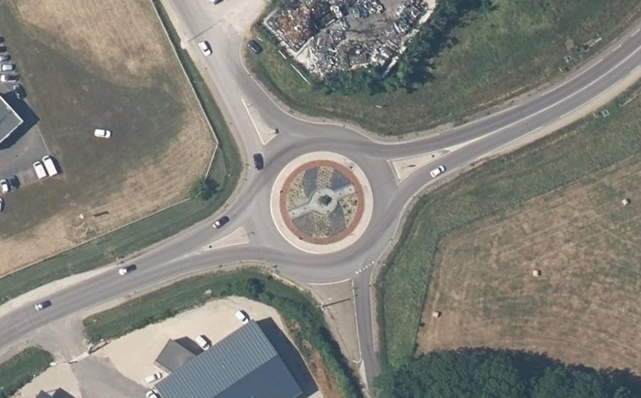 Vue aérienne du Rond-point anonyme n°295125280