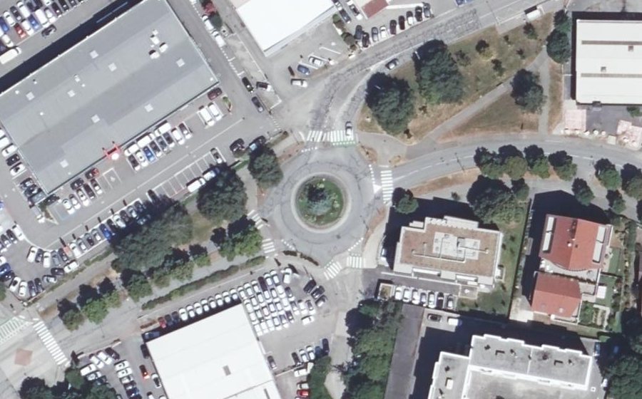 Vue aérienne du Rond-point anonyme n°295150602
