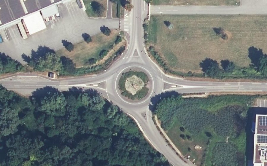 Vue aérienne du Rond-point anonyme n°295166627