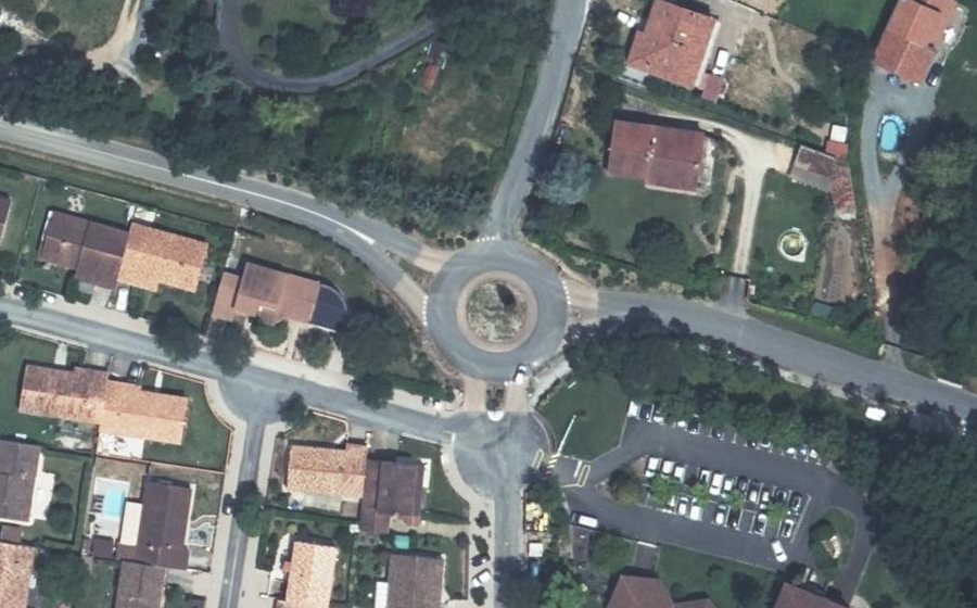 Vue aérienne du Rond-point anonyme n°295249129