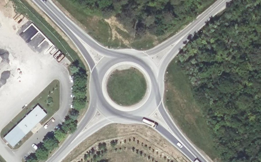 Vue aérienne du Rond-point anonyme n°295256554