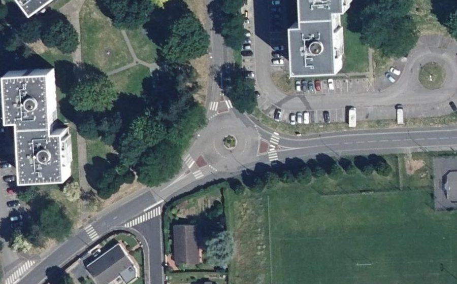 Vue aérienne du Rond-point anonyme n°295258177