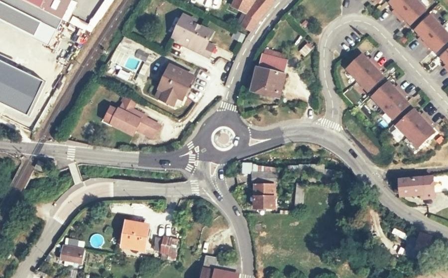 Vue aérienne du Rond-point anonyme n°295266121