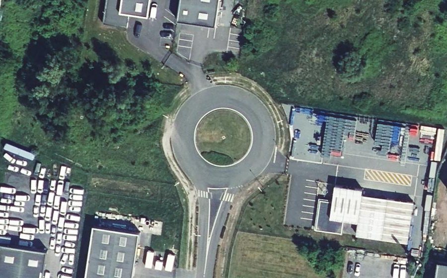 Vue aérienne du Rond-point anonyme n°295292886