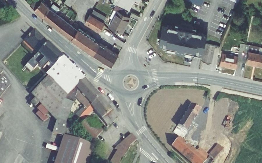 Vue aérienne du Rond-point anonyme n°295395846