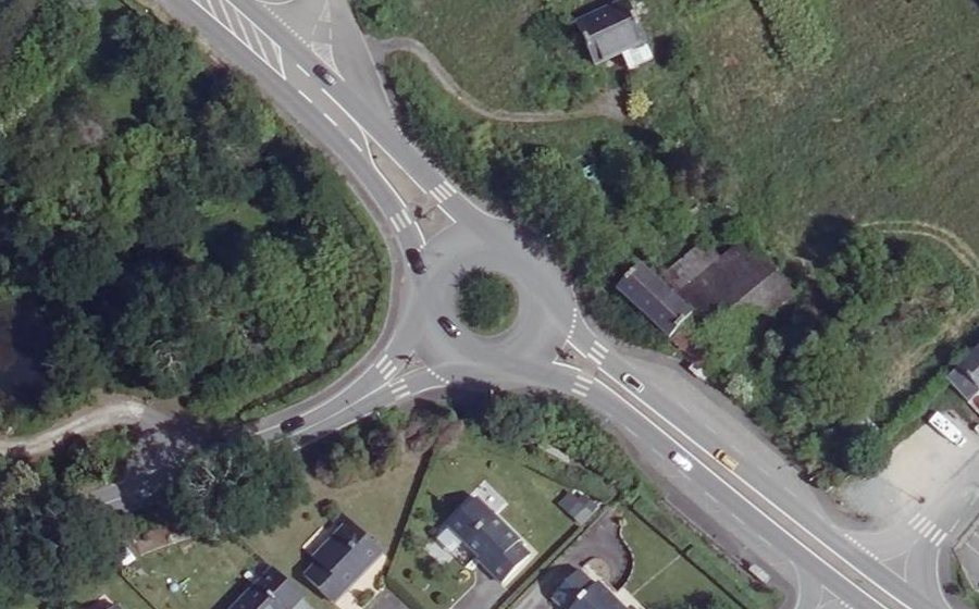 Vue aérienne du Rond-point anonyme n°295423729