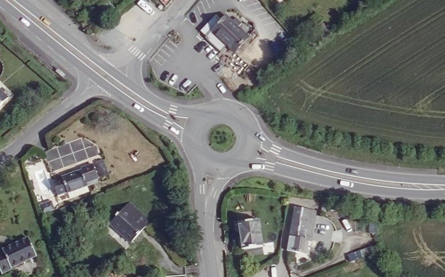 Vue aérienne du Rond-point anonyme n°295423731
