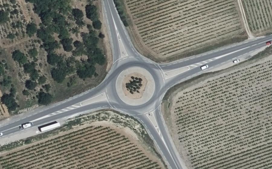 Vue aérienne du Rond-point anonyme n°295451760