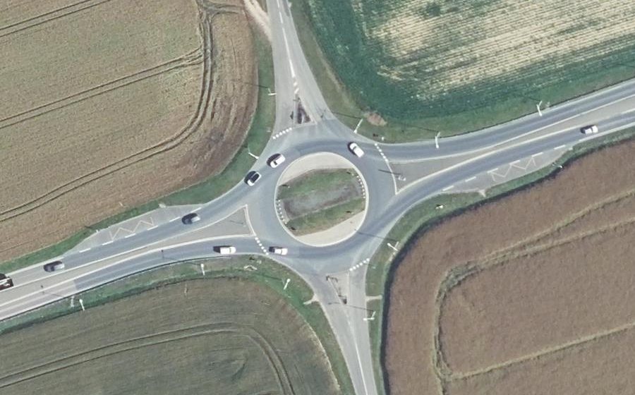 Vue aérienne du Rond-point anonyme n°295466952