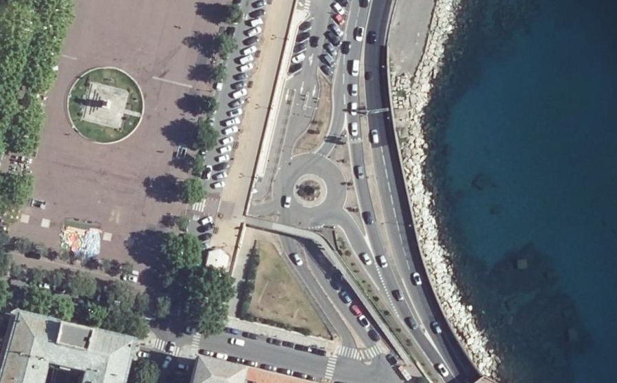Vue aérienne du Rond-point anonyme n°295470317