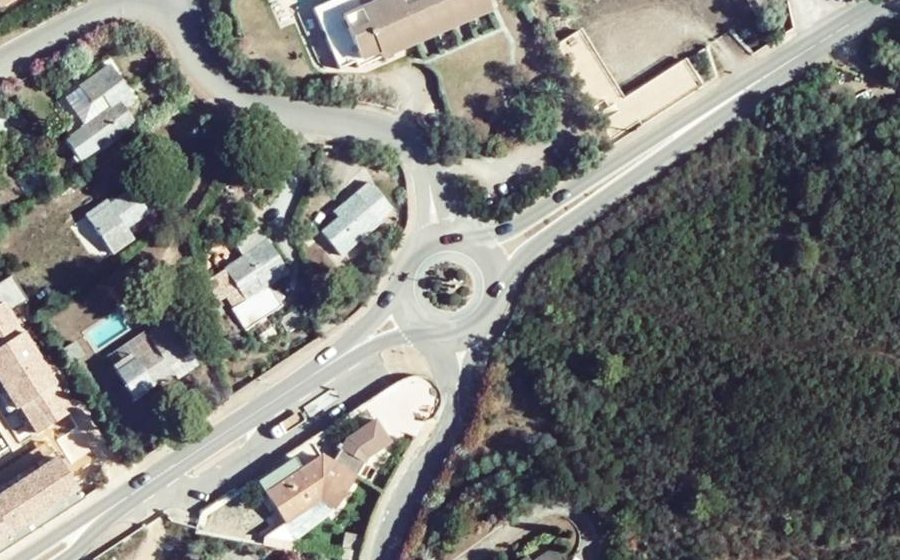 Vue aérienne du Rond-point anonyme n°295472246