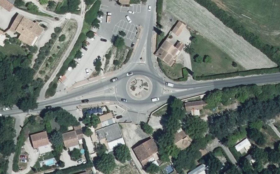 Vue aérienne du Rond-point anonyme n°295484177