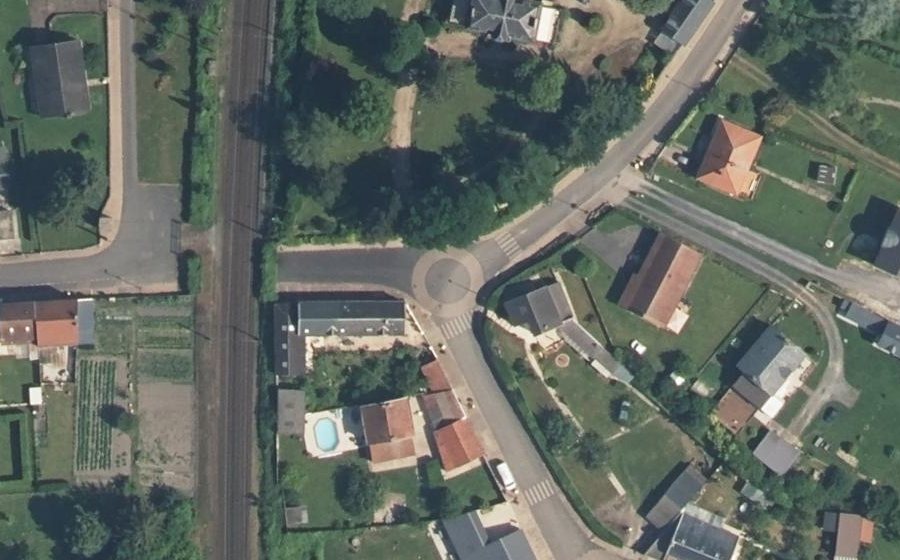 Vue aérienne du Rond-point anonyme n°295636432