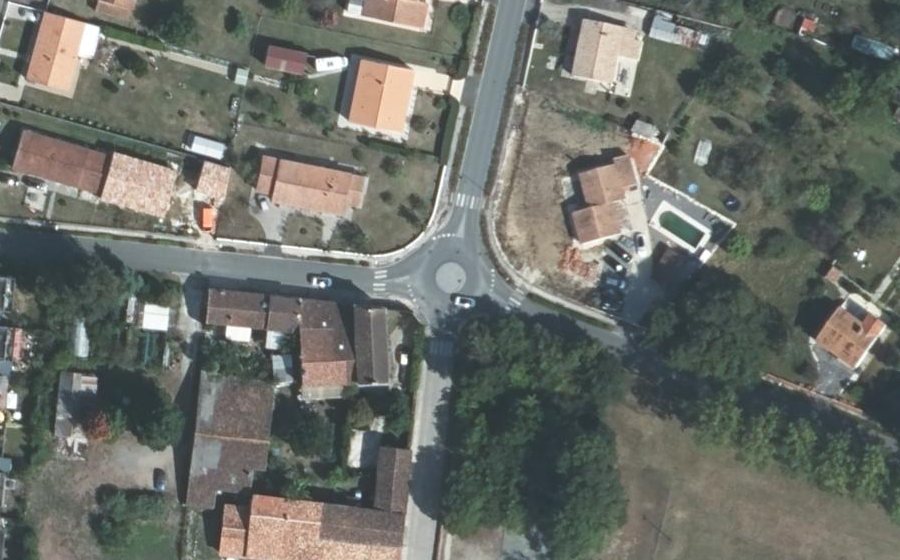 Vue aérienne du Rond-point anonyme n°295658950
