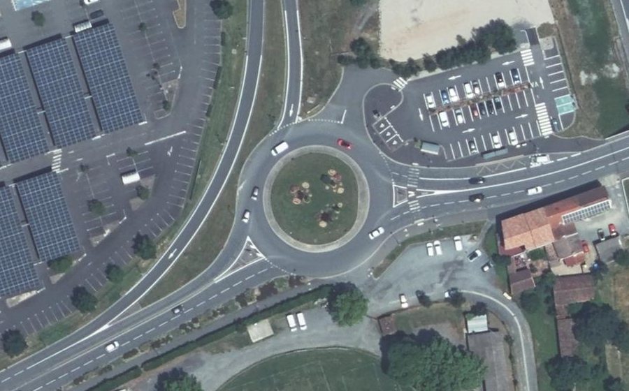 Vue aérienne du Rond-point anonyme n°295782987