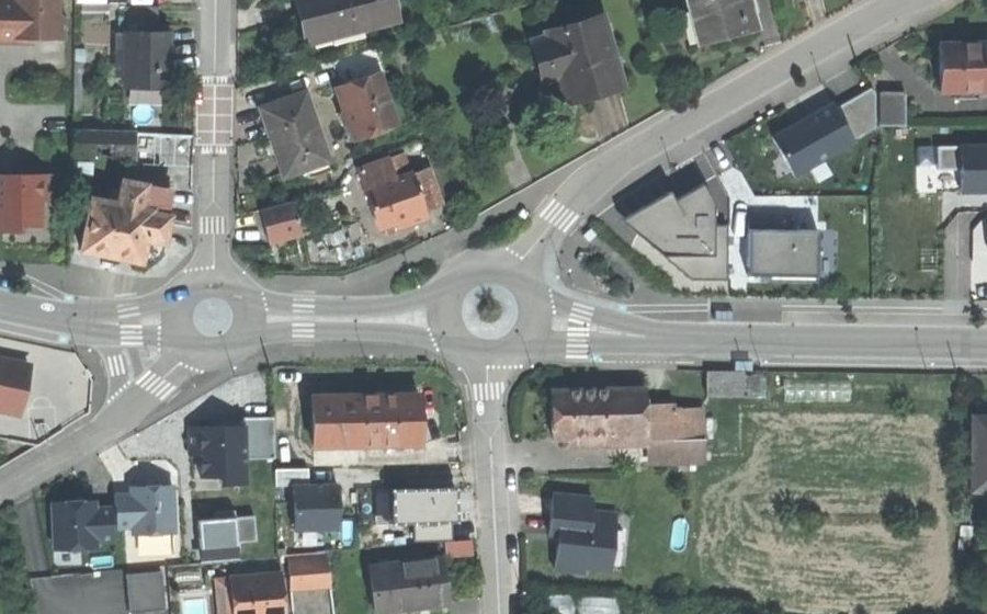 Vue aérienne du Rond-point anonyme n°29580171