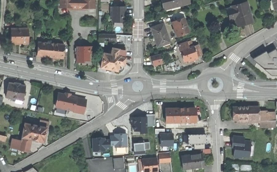 Vue aérienne du Rond-point anonyme n°29580175