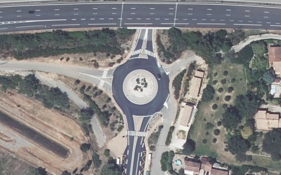 Vue aérienne du Rond-point anonyme n°295828544