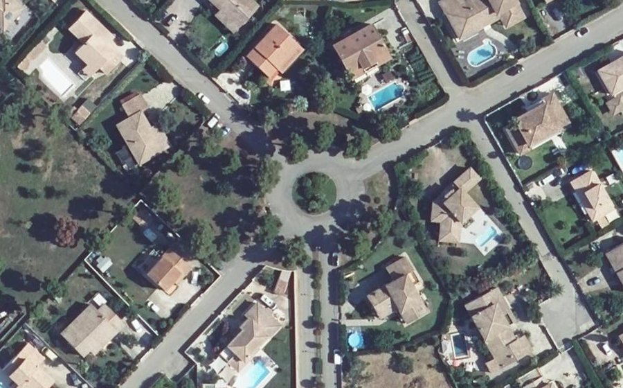 Vue aérienne du Rond-point anonyme n°295850813