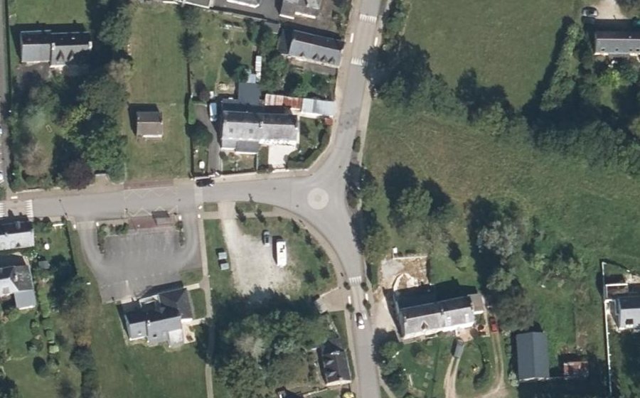 Vue aérienne du Rond-point anonyme n°295878973