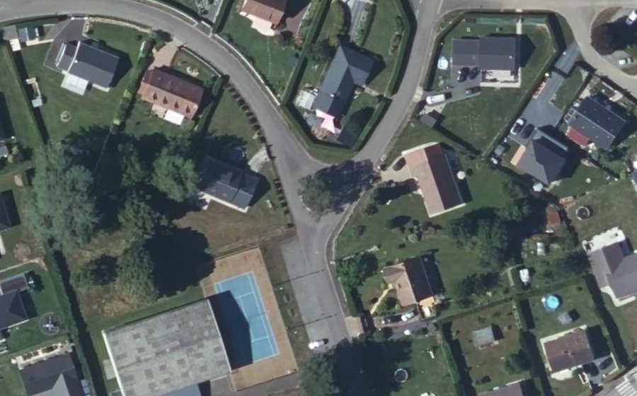 Vue aérienne du Rond-point anonyme n°295918637