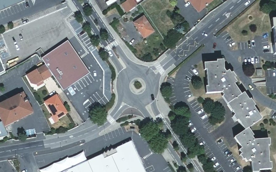 Vue aérienne du Rond-point anonyme n°295991790