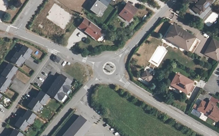 Vue aérienne du Rond-point anonyme n°295993056