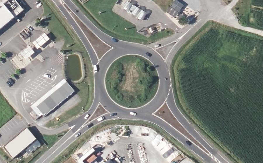 Vue aérienne du Rond-point anonyme n°29599623