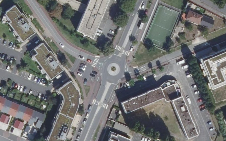 Vue aérienne du Rond-point anonyme n°296243225