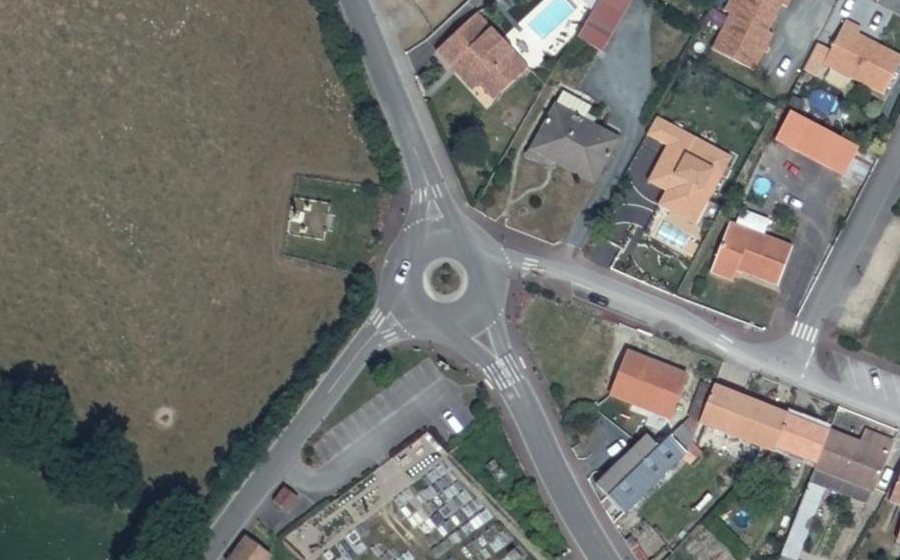 Vue aérienne du Rond-point anonyme n°296317593