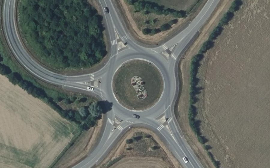 Vue aérienne du Rond-point anonyme n°296451075