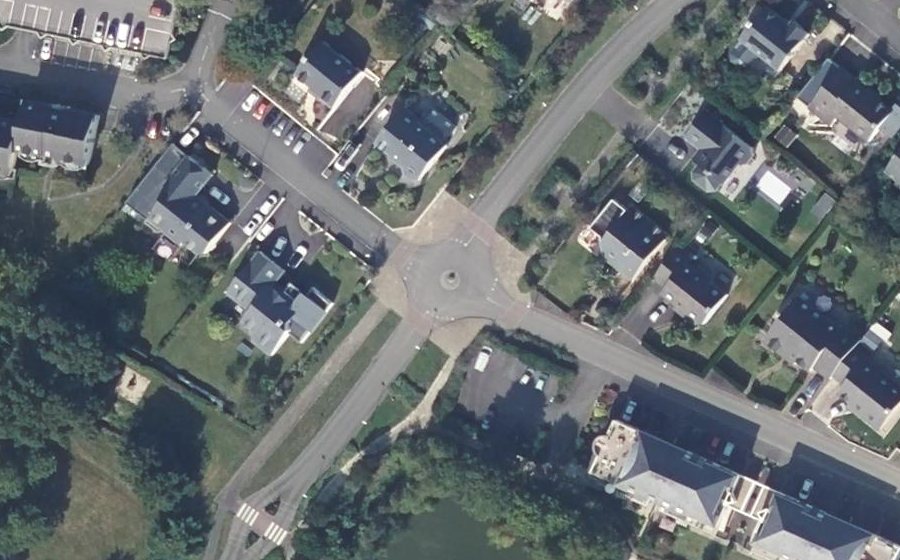 Vue aérienne du Rond-point anonyme n°296497540