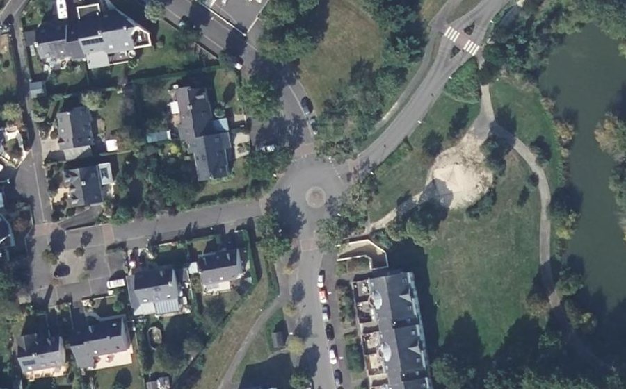 Vue aérienne du Rond-point anonyme n°296497542