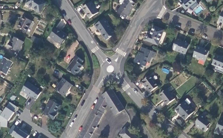 Vue aérienne du Rond-point anonyme n°296497543